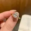 Electrochapado en Oro Real, Anillo Minimalista Popular de Óvalo con Tres Piedras de Xiaohongshu para Mujer, Estilo de Lujo Ligero de Alta Gama para el Día a Día, Envío Directo de Una Pieza