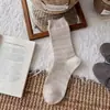 Nuevos calcetines blancos texturizados de estilo coreano y japonés para mujer, calcetines de media pantorrilla, calcetines largos de moda combinados con zapatos de cuero Birkenstock