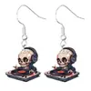 Los pendientes colgantes acrílicos de Halloween son adecuados para atuendos casuales y de fiesta, compatibles con varios dijes temáticos de Halloween para todas las estaciones.