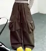 Conjunto de otoño para niñas 2026 nuevo modelo conjunto de dos piezas de imitación con top de retazos a rayas y pantalones cargo para niños venta al por mayor