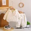 Conjunto de Roupas Doces de Outono e Inverno para Meninas 2025 Novo Estilo de Inverno Conjunto de Duas Peças de Algodão Acolchoado Espesso de Veludo para Bebê Menina