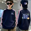 Camiseta de algodão puro com três listras e mangas compridas para meninos, novo estilo primavera e outono 2026, top base infantil fresco e estiloso, soltinho, moderno