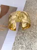 Design Estilo Ins Pulseira com Relevo Joias da Moda Larga Banhada a Ouro 18k Exagerada Irregular Pulseira Larga para Mulheres