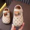 Zapatos Mary Jane retro de lunares para bebé, nuevo estilo primavera y otoño 2026, zapatos individuales de gamuza para niña, punta fina, con suelas suaves