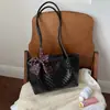 Bolsa Saco Nova Primavera/Verão 2026 Material Trançado Cor Sólida Grande Capacidade Bolsa Feminina Versátil para o Dia a Dia Bolsa de Ombro Único Bolsa Transversal
