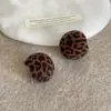 Pendientes redondos de flock con estampado de leopardo geométrico para otoño e invierno, pendientes simples y retro estilo Hong Kong, pendientes de moda nicho y de alta gama para mujer