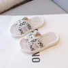 Pantuflas de Moda para Niñas 2026 Verano Nuevas Pantuflas de Suela Plana con una Tira para Niñas Pequeñas Estilo Coreano Sandalias Infantiles para el Hogar y para Uso al Aire Libre