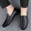 Mocassins de couro macio, novo estilo 2026, sapatos casuais slip-on masculinos da moda, sapatos de couro versáteis estilo britânico