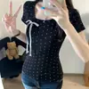 8529 # Camiseta de manga corta de verano nueva de estilo dulce con estampado de lunares, retazos de lazo para mujer con almohadilla para el pecho fija