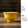 Conjunto de chá de cerâmica amarelo-limão salpicado de ouro, incluindo uma tigela com tampa, bule, xícara principal, xícara de degustação, xícara de chá, suporte para bule, porta-copos e xícara de justiça