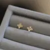 Pendientes Pequeños Delicados de Flor con Microincrustaciones, Chapados en Oro de 14K sobre S925, Suaves y Elegantes, Diseño Muy Lindo de Flor de Cuatro Hojas