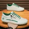 Tênis masculinos para primavera e outono, sapatos masculinos estilo coreano, sapatos casuais de couro versáteis, tênis esportivos macios slip-on para jovens