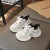 Tênis infantis com forro de fleece, novo estilo inverno 2025, tênis versáteis para meninos e meninas, sapatos acolchoados de algodão, sapatos casuais para crianças de tamanho médio e grande.