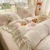 Juego de cuatro piezas de terciopelo de leche floral suave tipo A, engrosado, estilo hada, hermoso, con encaje empalmado, funda de edredón de terciopelo de coral, sábana, estilo 4