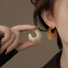 Brincos de Clipe e Brincos Exagerados em Metal em Forma de Coração para Mulheres, Brincos de Pino Únicos de Nicho, Novo Modelo 2026 Acessórios de Orelha Únicos