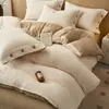 Juego de Cuatro Piezas de Terciopelo de Leche Tallado de Gama Alta, Categoría A Grado Materno e Infantil Acolchado y Cálido Terciopelo de Doble Cara Juego de Tres Piezas al por Mayor