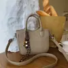 Bolso tejido estilo retro, nuevo diseño de nicho para principios de otoño de 2026, color liso, alto valor estético, bolso de hombro y cruzado