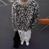 Suéter Pulôver de Malha Quente com Gola Redonda e Estampa de Leopardo, Estilo Casual Solto, Moda Americana Retro de Inverno para Homens e Mulheres