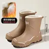 Botas de lluvia de moda para mujer, resistentes al desgaste, antideslizantes, de media pantorrilla, nuevas botas de lluvia impermeables para exteriores, con forro polar añadido, zapatos de agua para adultos, zapatos de goma para trabajar