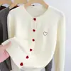 Tecido de veludo Andy, cardigã de tricô estilo japonês e coreano de qualidade para exportação com bordado de botão em formato de coração, adequado para mulheres, primavera e outono, blusa casual e versátil