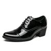 Sapatos masculinos de salto alto pontiagudo plus size transfronteiriços Estilo britânico Sapatos de cabeleireiro Estilo europeu e americano Casual Sapatos formais de negócios