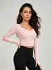 Nuevo estilo de top de yoga de manga larga antibacteriano con sensación de segunda piel, falso dos piezas con doble tirante, espalda abierta, copas fijas, ropa de fitness de cintura alta para mujer