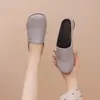 Sandálias mule femininas estilo francês, chinelos de enfiar retrô preguiçosos com aumento interno de altura, feitos de couro macio, design simples
