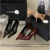 Sapatos de Salto Alto Feminino 2026 Novo Estilo Elegante e Fashion Salto Agulha Bico Fino Raso Salto Alto com um Toque de Luxo Leve e de Alta Qualidade