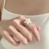 Anillo Pequeño de Flor Rizada con Perla Estilo Coreano, Diseño de Flor de Plata, Lindo y Divertido, Anillo Versátil para Dedo Índice, Anillo de Lujo Ligero