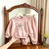 Conjunto Doce com Laço para Meninas Primavera e Outono Novo Conjunto de Duas Peças com Moletom de Manga Longa e Calça Jogger Estilosa para Bebês