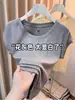 Blusa Feminina da Moda com Manga Curta e Pequenas Mangas Volantes, Corte Justo, Estilosa, Rejuvenescedora, Decote Amplo, Camiseta de Ombro Normal para o Verão de 2026