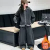 Conjunto de Sudadera con Capucha Engrosada de Terciopelo Otoño e Invierno para Niñas 2026 Nuevo Estilo Pantalones Anchos con Sentido del Diseño Conjunto de Tres Piezas para Niña