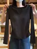 Camiseta de manga larga con cuello en V de algodón puro para mujer, nueva colección de otoño 2026, corte de hombro regular, estiliza, elegante y perfecta como capa interior o top básico.