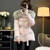 2026 Invierno Nuevo Estilo Coreano Cuello Grande de Piel Chaqueta de Algodón Abrigo para Mujer Cintura ceñida Adelgazante Longitud Media Engrosado Cálido Top para Mujer