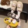 Chinelos de algodão 2026 novos para outono e inverno para mulheres, com sola grossa, fofos, fofinhos, com design de personagem Hello Kitty