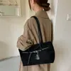 Bolsa Tote de Camurça Feminina 2026 Outono Nova Chegada Grande Capacidade Bolsa de Ombro para o Dia a Dia Simples Casual Retrô Bolsa de Mão