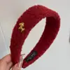 Faixa de Cabelo de Lã Vermelha Suave de Ano Novo com Aba Larga, Etiqueta Dourada, Cabeça de Pônei para Mulheres, Presilha de Cabelo Versátil de Alta Qualidade, Acessório de Cabelo