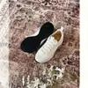 Tenis de mujer en stock, nueva colección otoño 2026, zapatos blancos de nicho pequeños estilo Chanel con suela gruesa y bloques de color, planos deportivos casuales, modernos