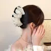 Pinza de garra de malla plisada de lunares blancos y negros, pinza de tiburón estilo princesa de lujo ligero, accesorio de pinza para el pelo de celebridad de internet para la parte posterior de la cabeza
