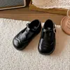 Sapatos Infantis de Couro Retrô 2026 Primavera Outono Sapatos Individuais para Meninas Boca Rasa Sapatos Birkenstock para Meninas Pequenas Mocassins Sola Macia Sapatos para Bebês e Crianças