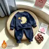 Conjunto de moletom com estampa de estrelas e urso de desenho animado para crianças e bebês, forrado com fleece e quentinho, com calça jogger, adequado para meninos e meninas, roupas de outono e inverno para crianças