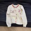 Fábrica de Suéteres Dalong Suéter Cardigan Fofo com Laço Bordado Feminino Outono e Inverno Doce Redutor de Idade Emagrecedor Jaqueta de Tricô