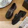 Sapatos de Couro com Solado Macio Estilo Britânico Modelo Primavera 2026 Elegantes Pretos Slip-On Mocassins Confortáveis para Mulheres