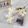 Nueva simulación de flores de 3 cabezas, pequeño lirio, fondo de auditorio de boda, mesa de hotel suave, flores falsas colocadas