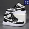 Sapatos de Meninos Primavera & Outono 2025 Novos Sapatos de Basquete de Cano Alto Impermeáveis de Couro Aj para Meninos de Idade Média e Pequenos Sapatos Esportivos da Moda