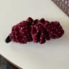 Elástico de cabelo scrunchie elegante com bolinhas em cetim texturizado na cor vinho tinto para coques, rabos de cavalo, elástico de cabelo versátil, acessório de cabelo