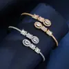 Pulsera Geométricamente Incrustada con Circonita de Lujo Cruzado Exquisita Elegante Moderna Sensación de Alta Gama Fiesta Regalo Diario Pulsera Versátil