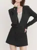 Top de tricô feminino com gola virada estilo minimalista, com visual de duas peças, mangas compridas, modelo novo de outono 2026, modelador e versátil, em cinza escuro