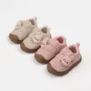 Sapatos Caminhantes para Bebê Menina 2026 Outono Desenho Animado Bolinhas Velcro Antiderrapante Respirável Leve Calçados Casuais Estilo Fofo