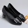 Sapatos femininos de salto baixo, nova coleção outono 2026, sola plana, pretos, couro macio, confortáveis para mulheres de meia-idade, sapatos femininos estilosos